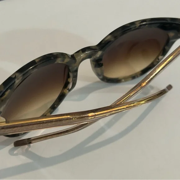Stylish Tortoiseshell Sunglasses - Picture 4 of 8